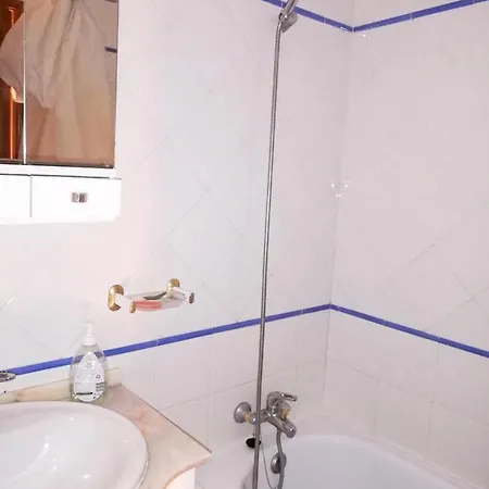 With One Bedroom In Armacao De Pera With Shared Pool Terrace And Wifi 500 M From The Beach *